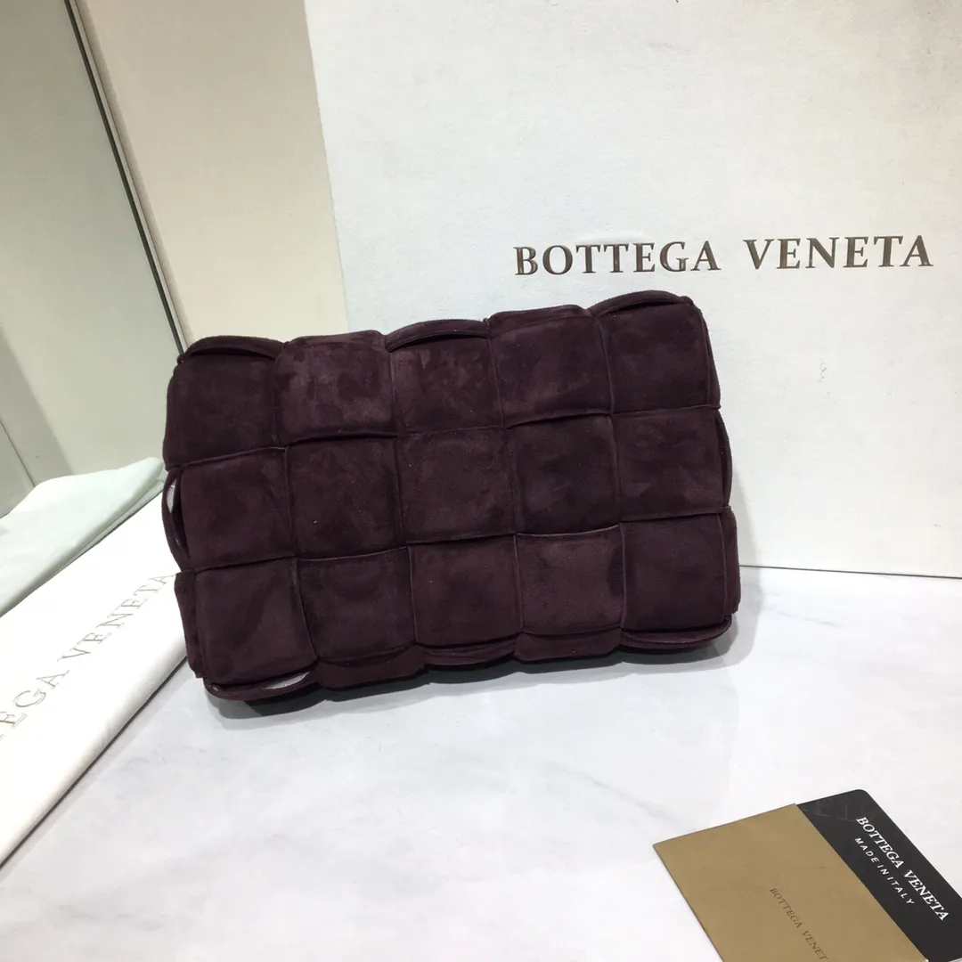 The Veneta Cassette pillow bag is made of soft frosted calfskin + aged matte gold buckle, very very fashionable! ! The leather feels super comfortable to the touch, and it has adjustable spaghetti straps with a signature triangle buckle. Size:26cm*18cm*8cm